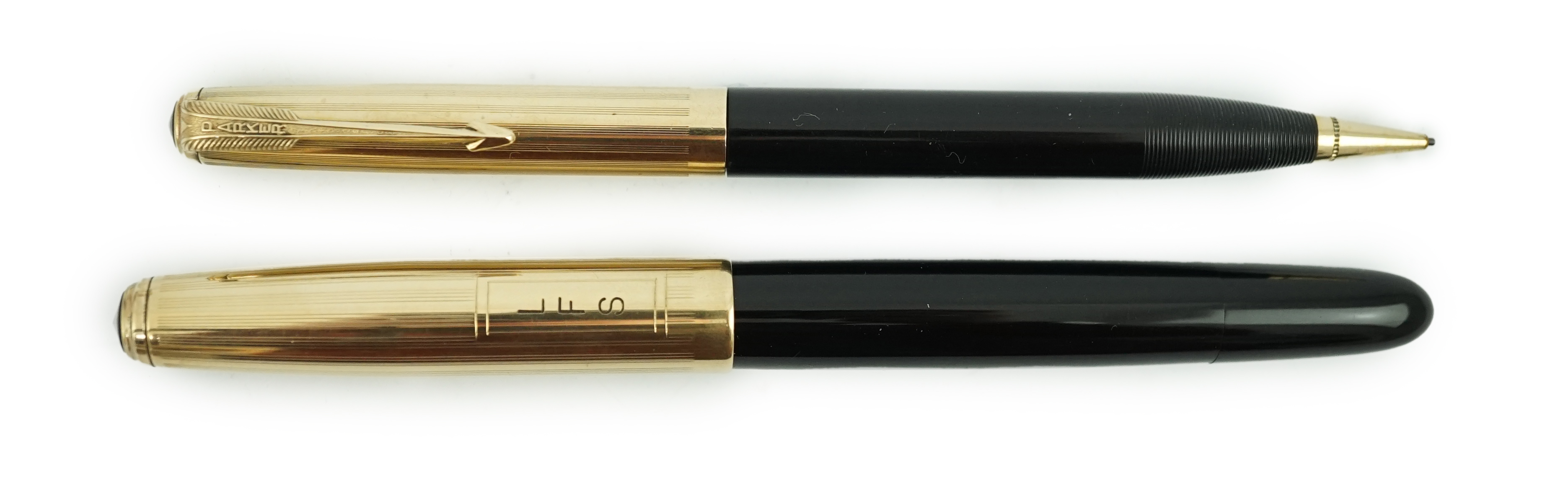 A Parker '51' Vacumatic fountain pen / pencil in black (engraved cap)